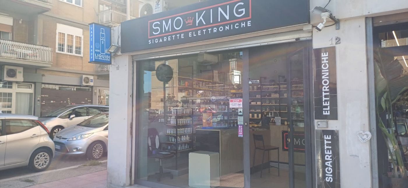 Ingresso del negozio Smo-King di Casetta Mattei a Roma, con insegna Smo-King Sigarette Elettroniche sulla vetrina