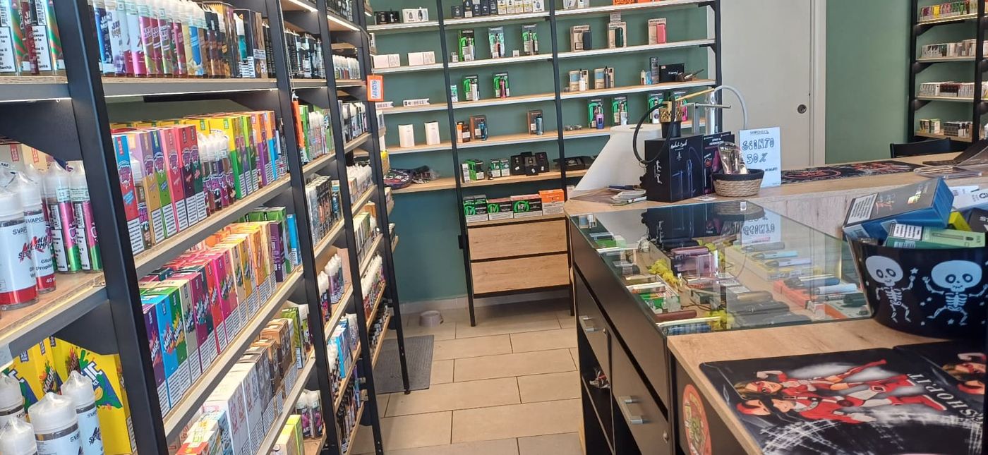 Sala del negozio Smo-King di Casetta Mattei con scaffali di liquidi, aromi e dispositivi su entrambi i lati