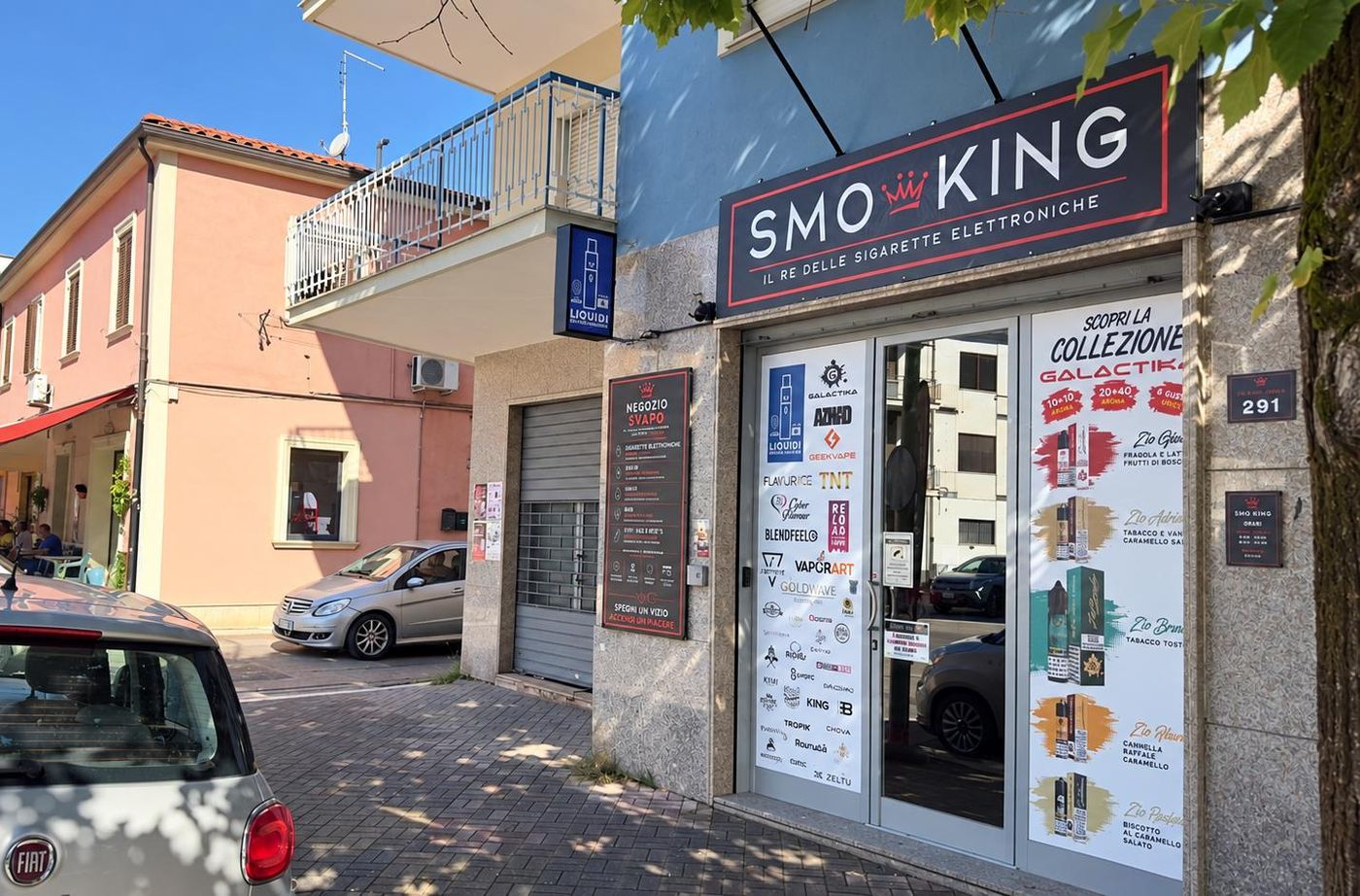 Ingresso del negozio Smo-King di Cassino in Via Enrico De Nicola 291, con insegna Smo-King il re delle sigarette elettroniche