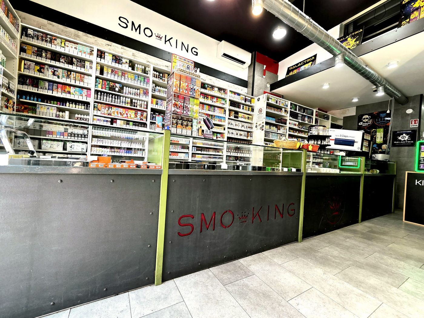 Bancone del negozio Smo-King di Centocelle con liquidi e accessori per sigaretta elettronica