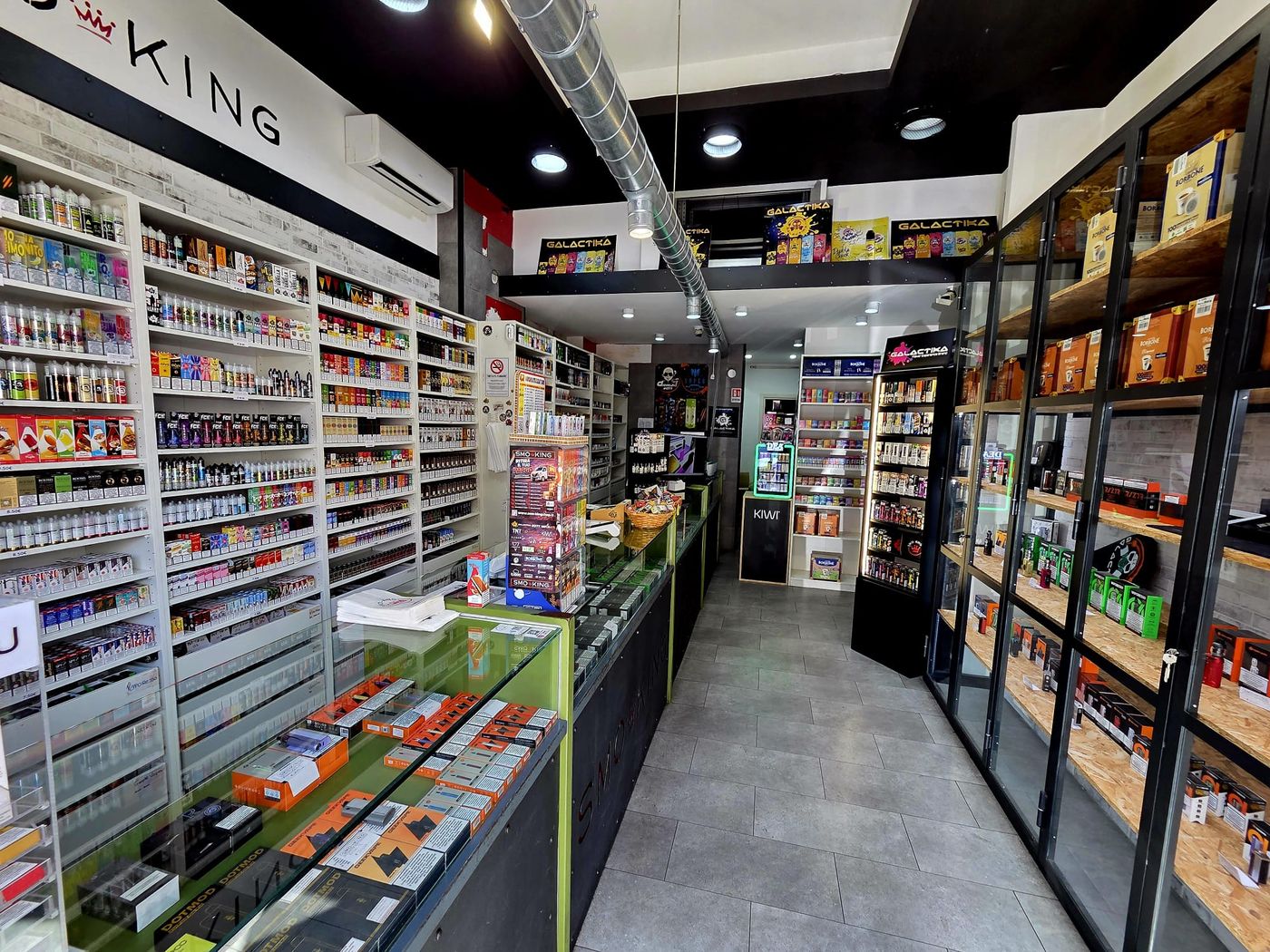 Vetrine con dispositivi e pod e corner Kiwi nel negozio Smo-King di Via dei Gelsi a Centocelle