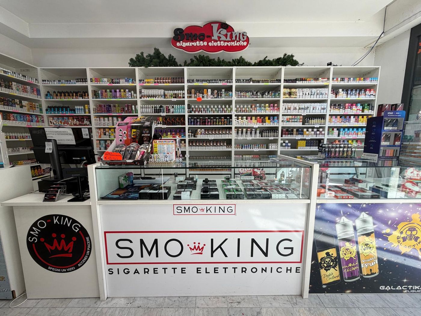 Bancone del negozio Smo-King di Via Collatina con logo Smo-King Sigarette Elettroniche e scaffali di liquidi alle spalle