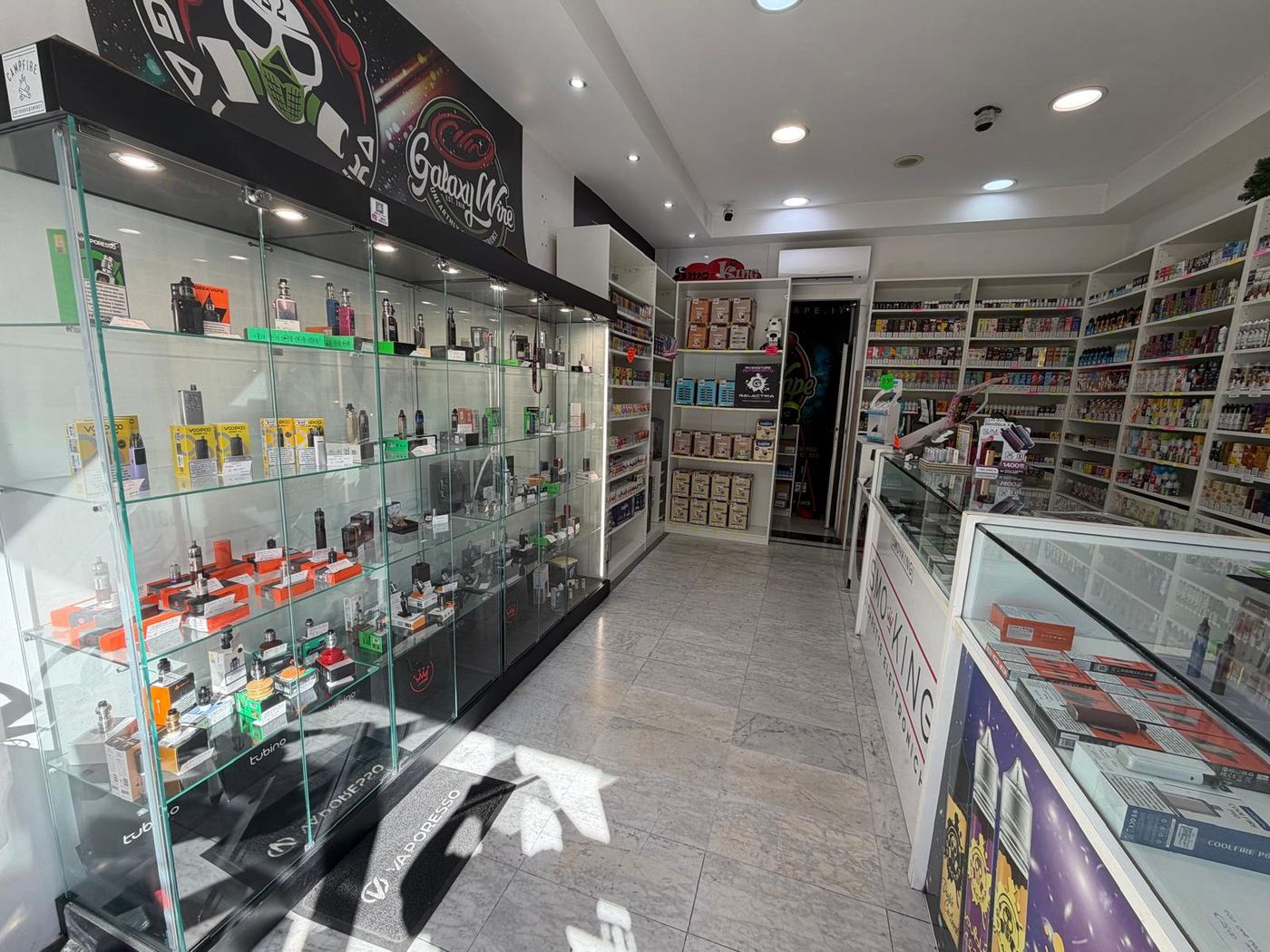 Vetrine del negozio Smo-King di Via Collatina con kit, atomizzatori e accessori per sigaretta elettronica