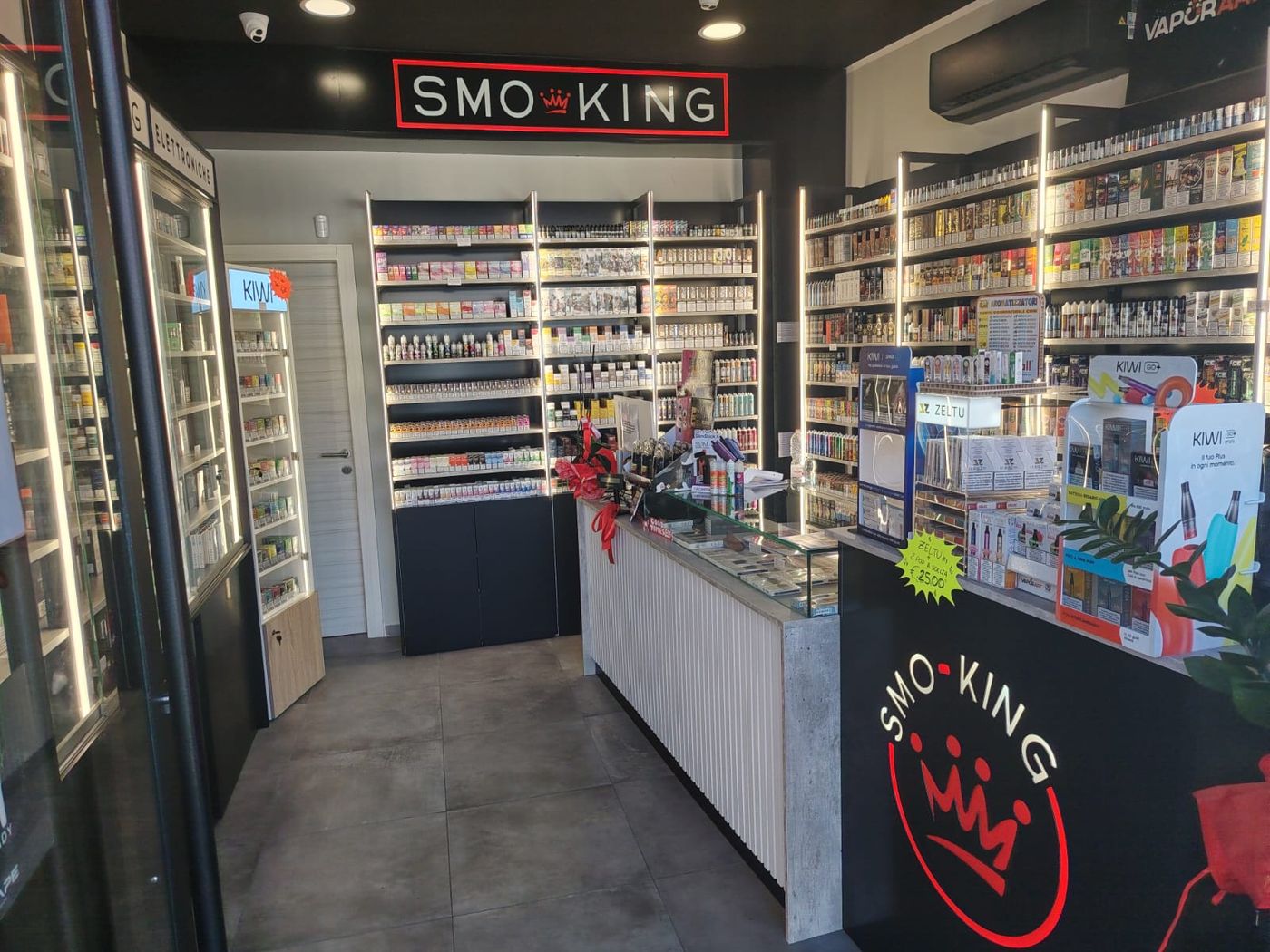 Interno del negozio Smo-King di Via Prenestina 1206: bancone con logo Smo-King, insegna interna e scaffali di liquidi