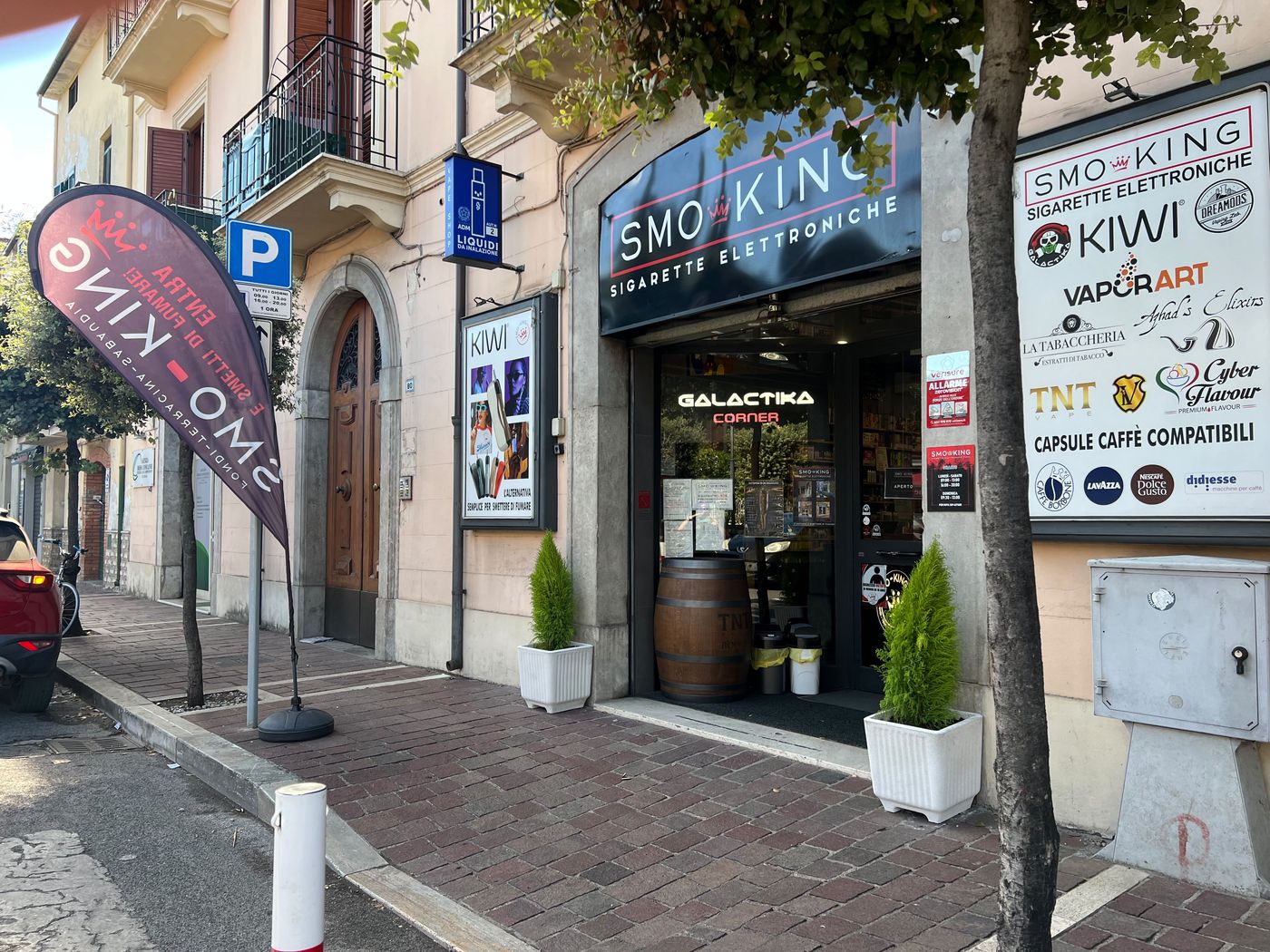 Ingresso del negozio Smo-King di Fondi in Corso Italia 78, con insegna Smo-King Sigarette Elettroniche e distributore automatico