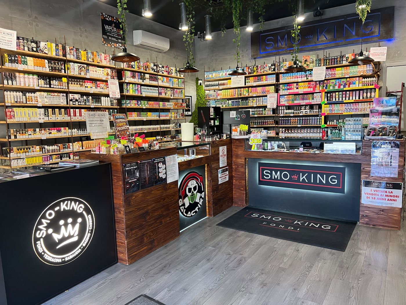 Bancone del negozio Smo-King di Fondi con logo Smo-King e pareti di liquidi e aromi