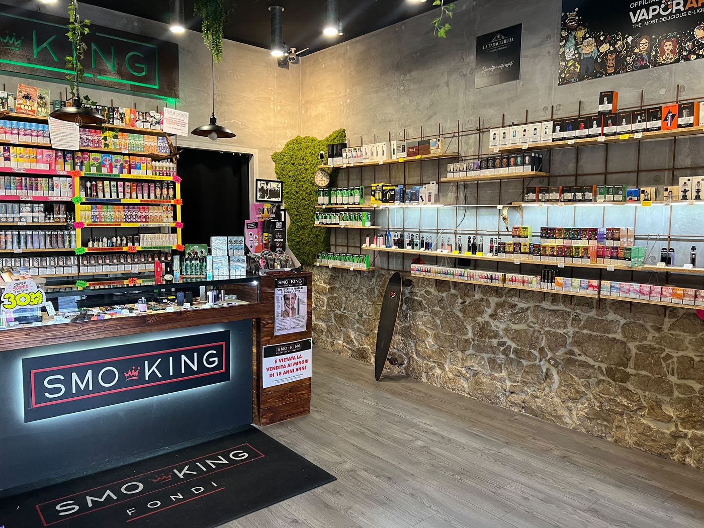 Parete di liquidi e aromi del negozio Smo-King di Corso Italia a Fondi