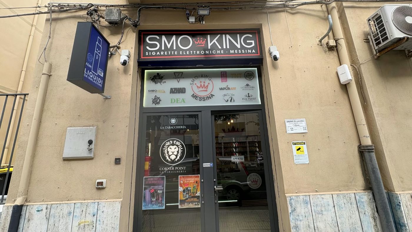 Ingresso del negozio Smo-King di Messina in Via Giuseppe La Farina 116, con insegna Smo-King Sigarette Elettroniche Messina