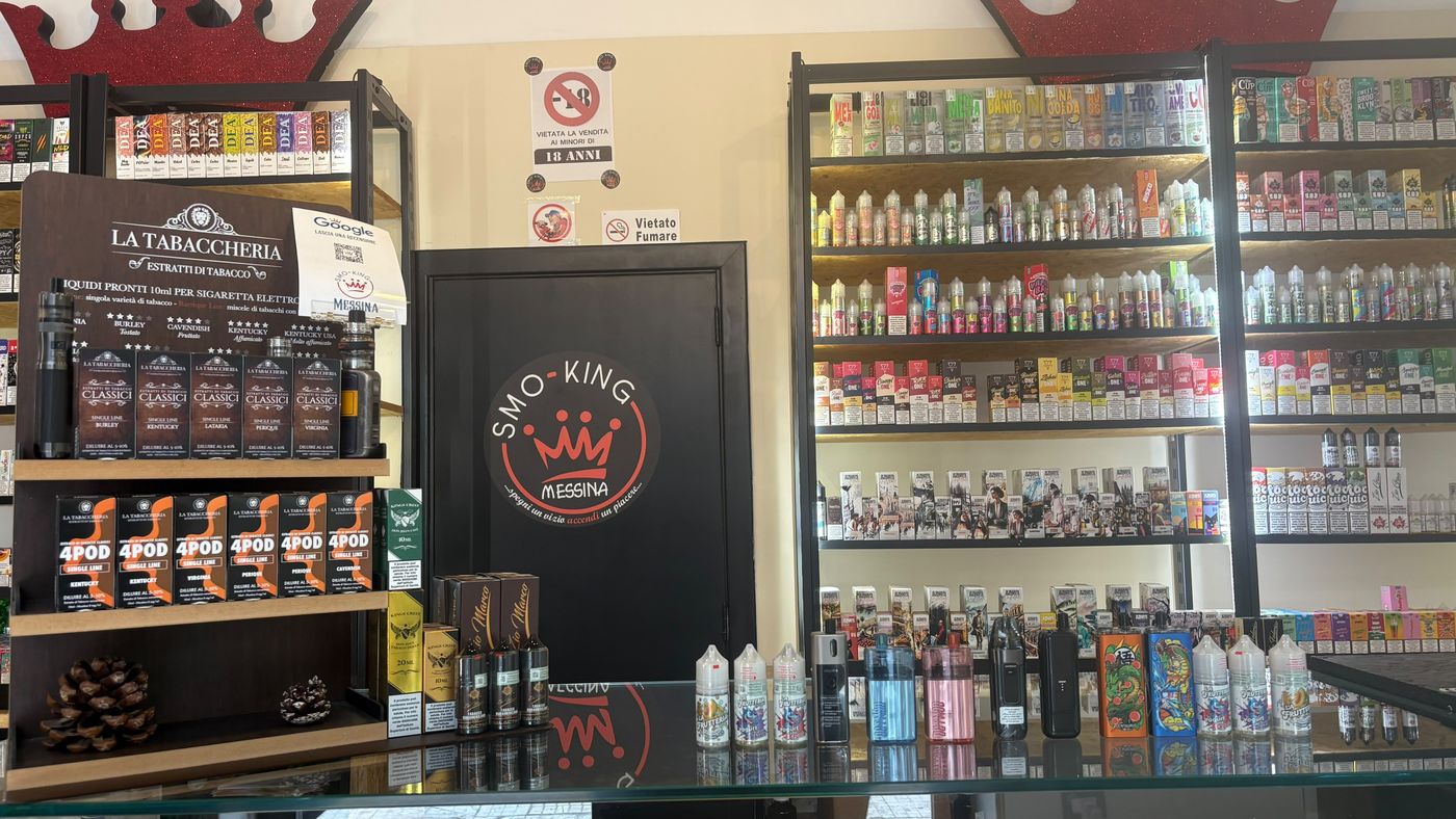 Scaffali del negozio Smo-King Messina con liquidi pronti, aromi concentrati ed estratti di tabacco La Tabaccheria