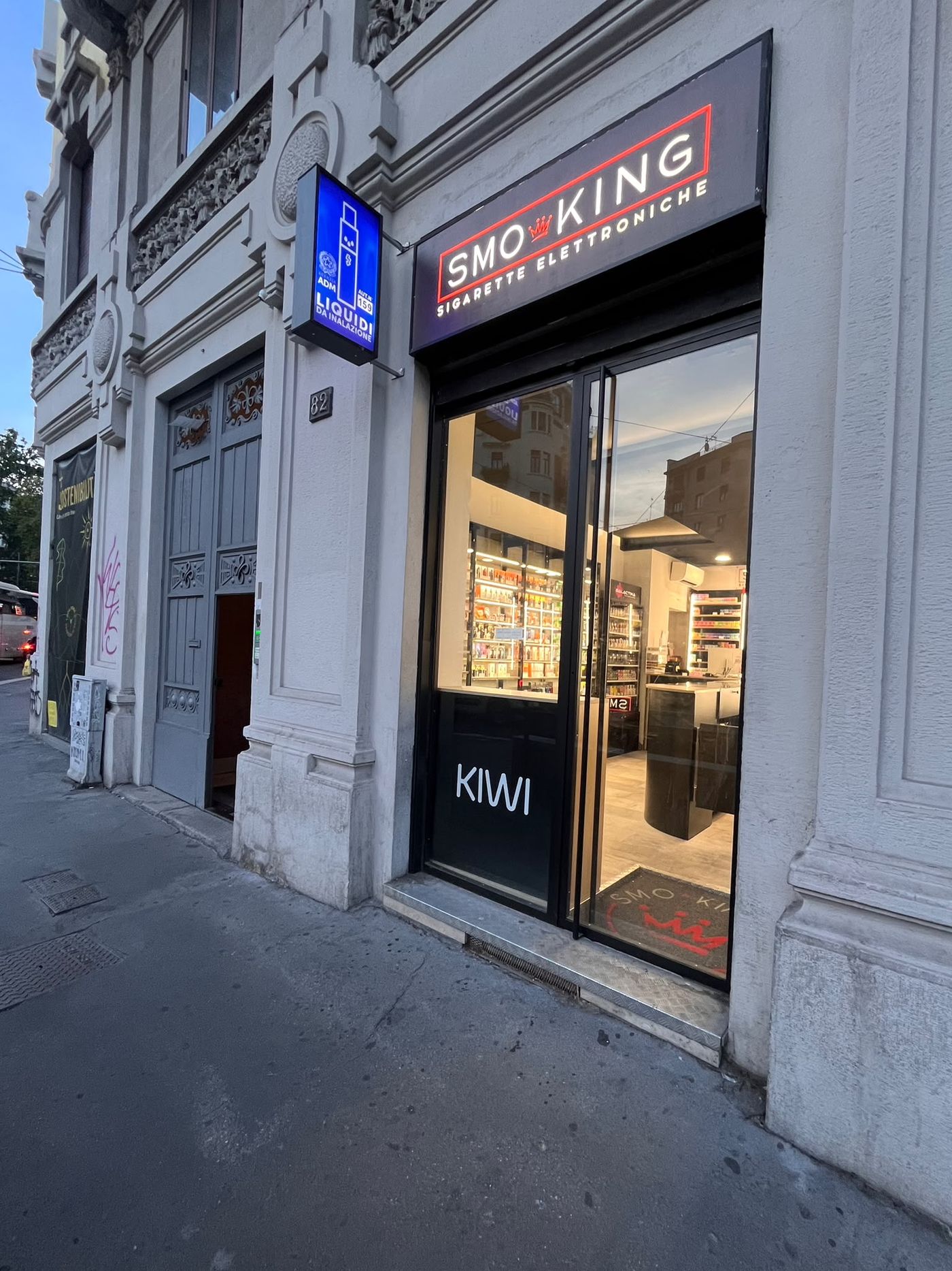 Ingresso e insegna del negozio Smo-King di sigarette elettroniche in Viale Abruzzi 82 a Milano, zona Citta Studi
