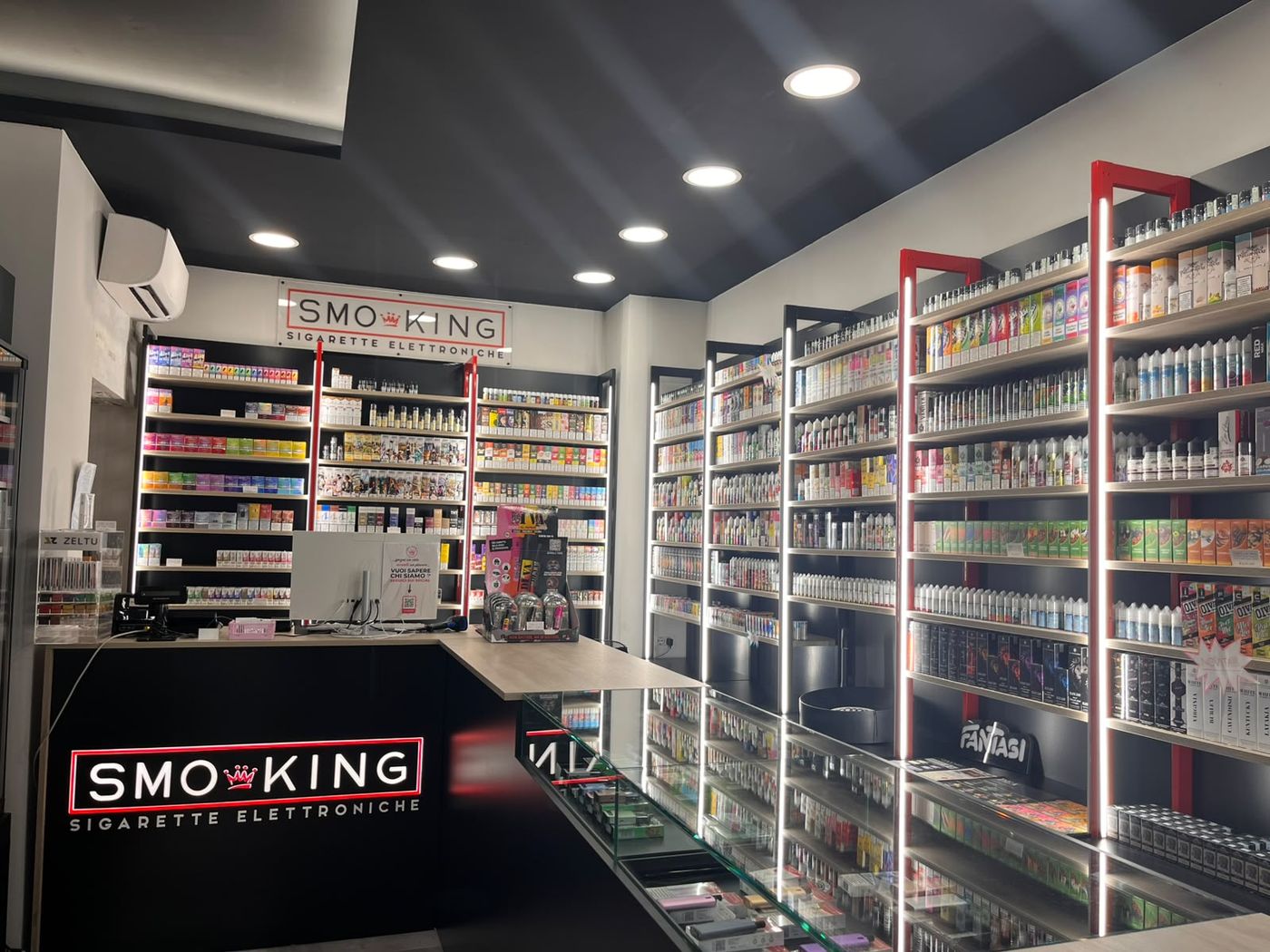 Interno del negozio Smo-King di Viale Abruzzi 82 a Milano con il bancone e le pareti dei liquidi