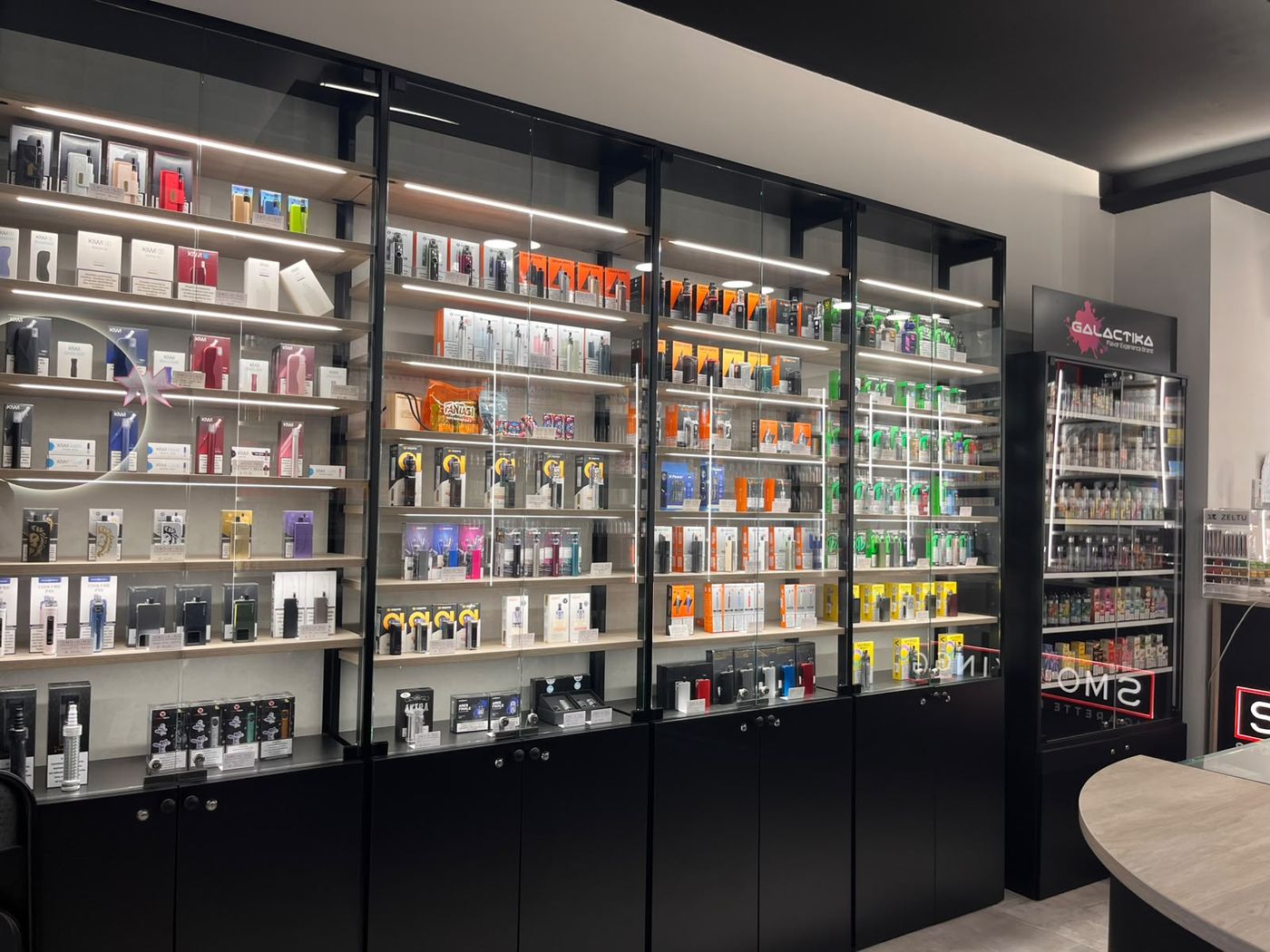 Vetrine con dispositivi, pod e kit per sigaretta elettronica nel negozio Smo-King di Viale Abruzzi a Milano