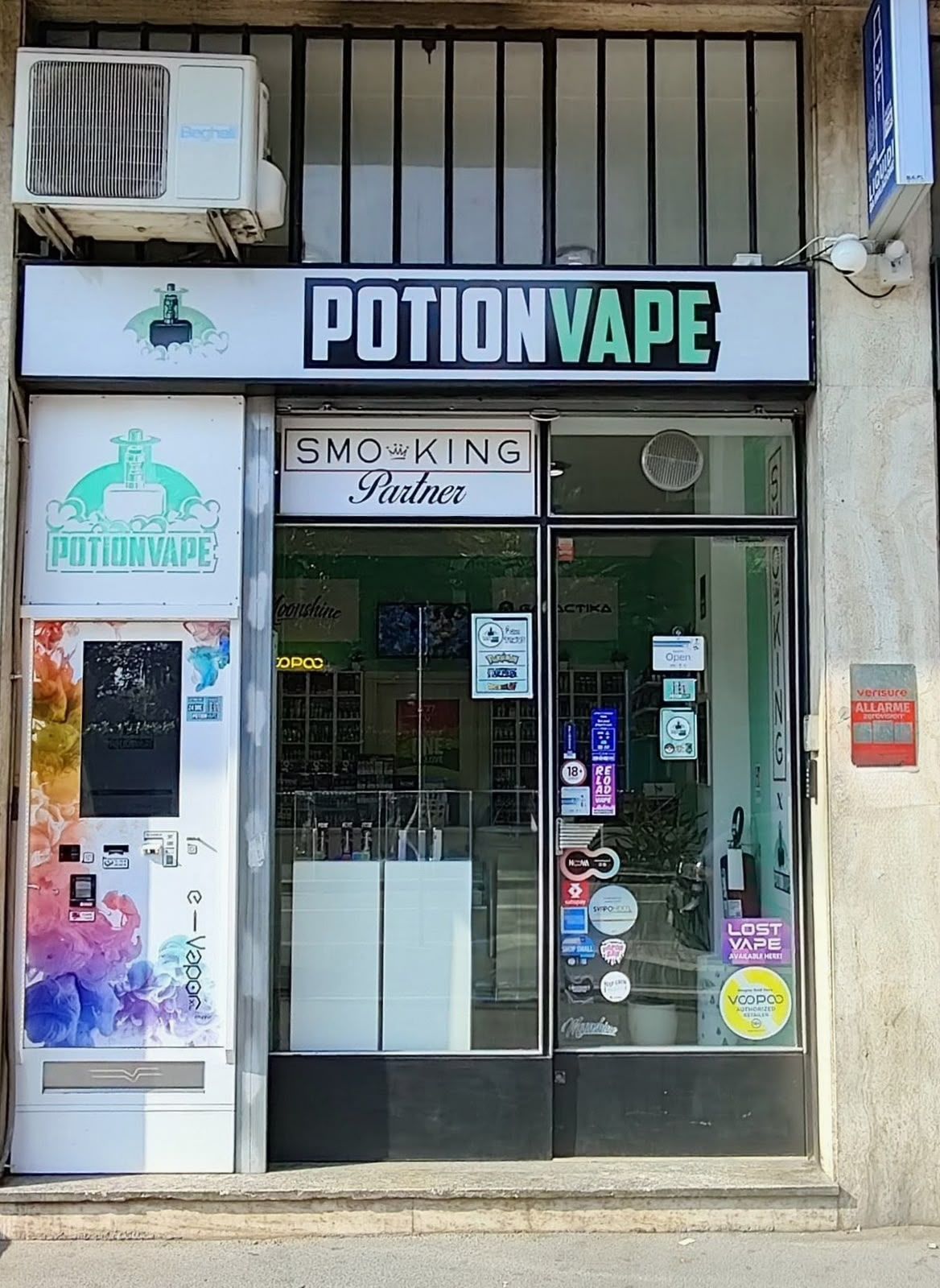 Vetrina del negozio PotionVape in Via Carlo Imbonati 89 a Milano, con la targa Smo-King Partner accanto all'ingresso