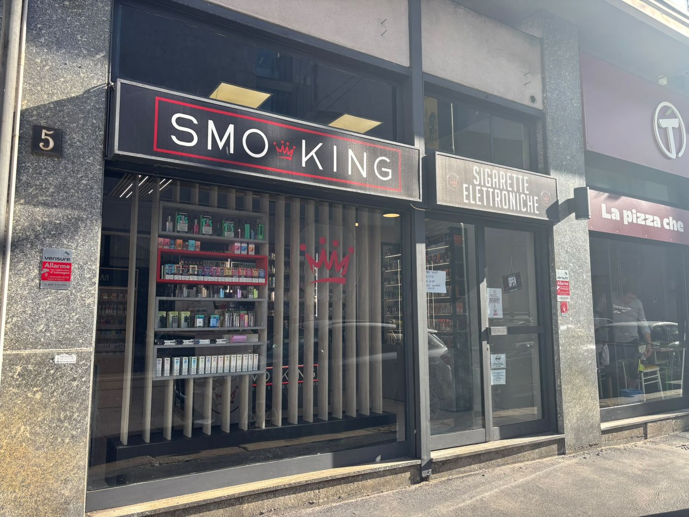 Vetrina e insegna del negozio Smo-King di sigarette elettroniche in Viale Bligny 5 a Milano, zona Porta Romana