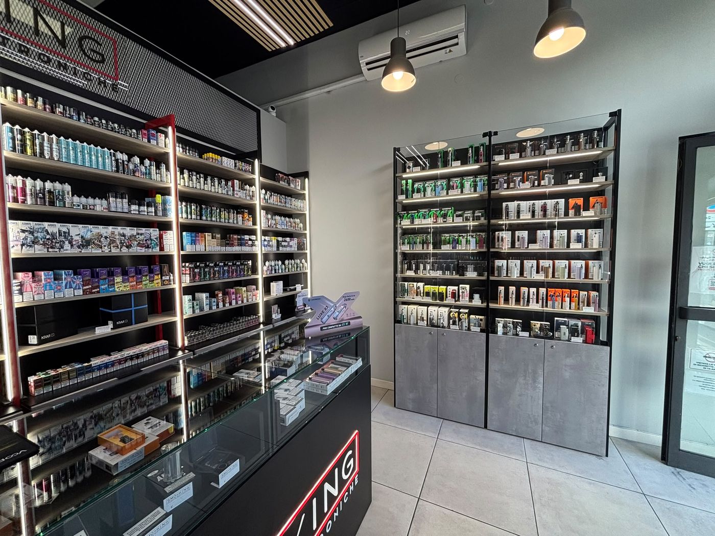 Espositori con dispositivi, pod e kit per sigaretta elettronica nel negozio Smo-King di Viale Bligny a Milano