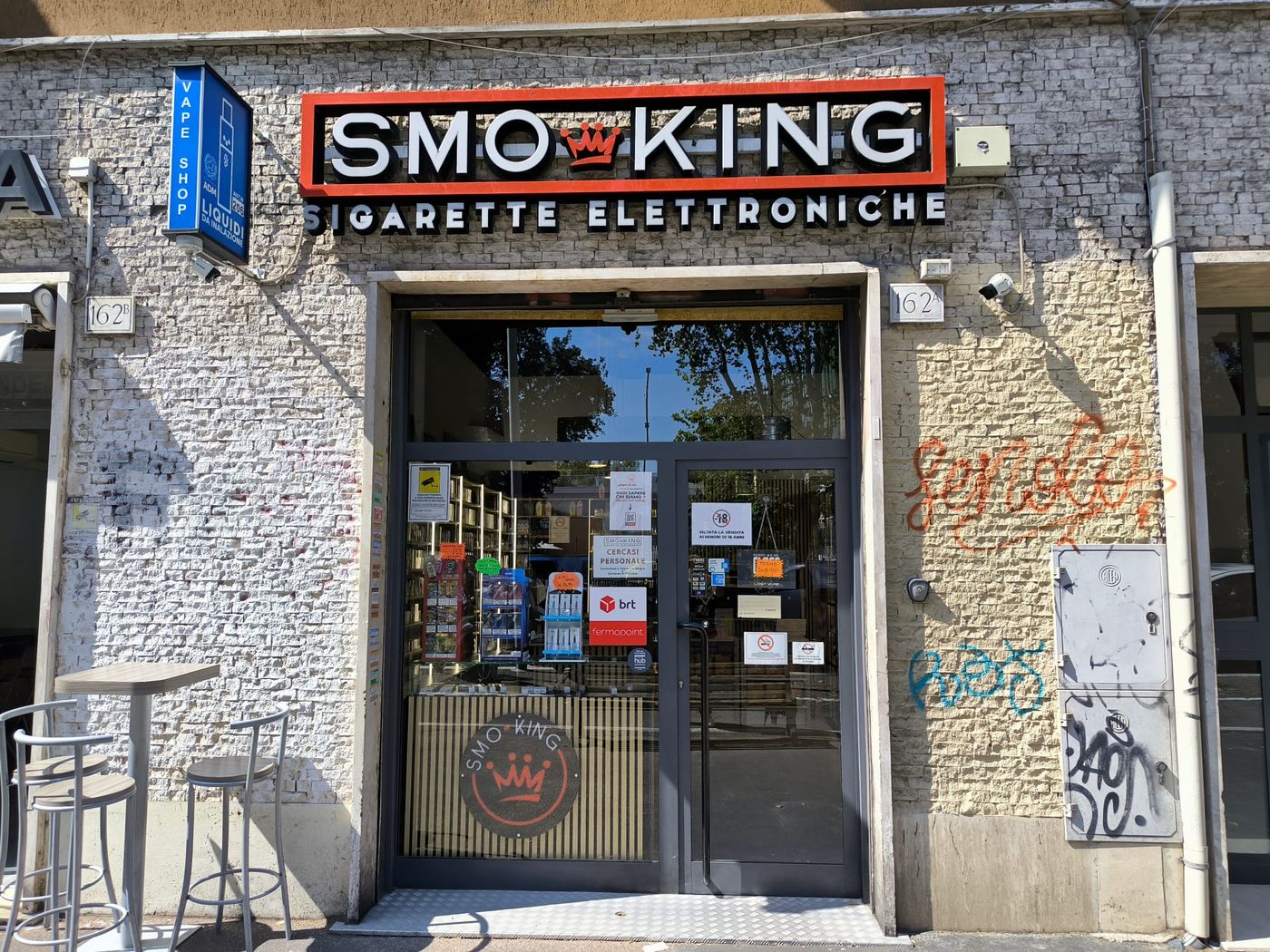 Insegna e ingresso del negozio Smo-King di sigarette elettroniche in Via Ostiense 162/A a Roma
