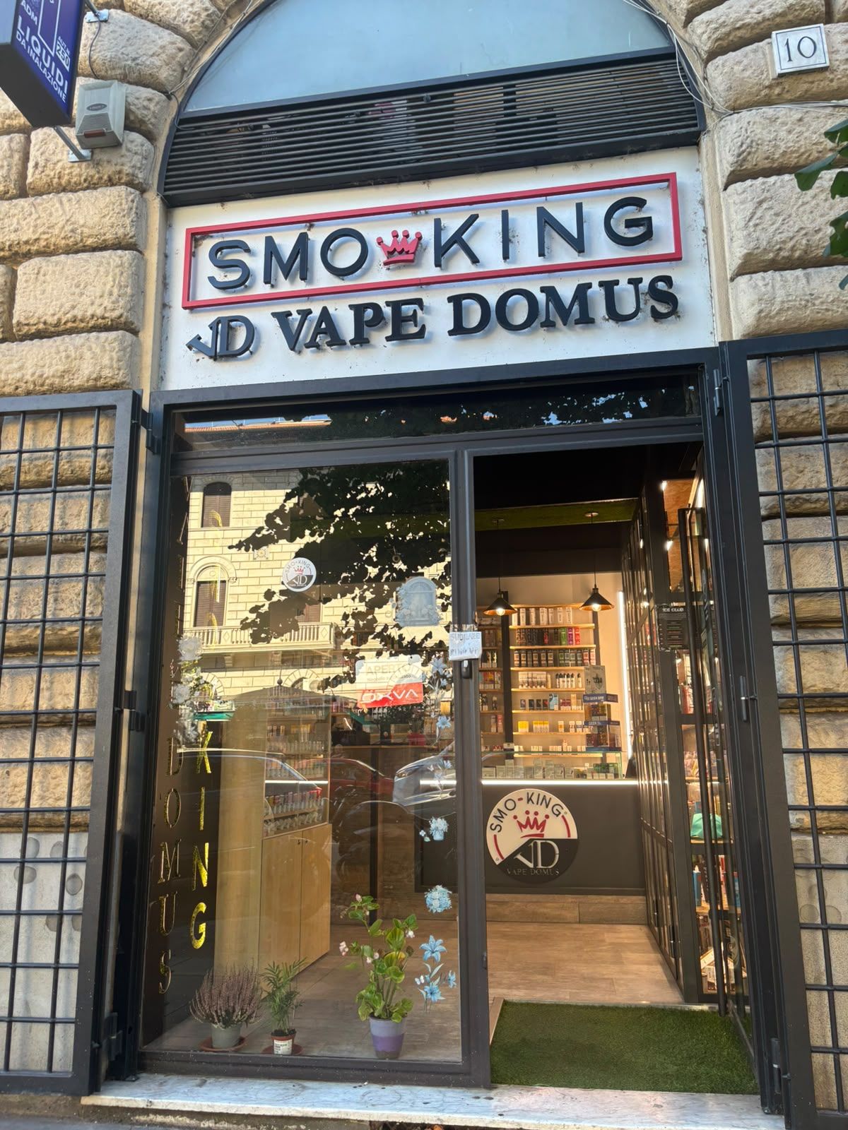 Ingresso del negozio Smo-King Vape Domus in Via Cola di Rienzo 10 a Roma, quartiere Prati