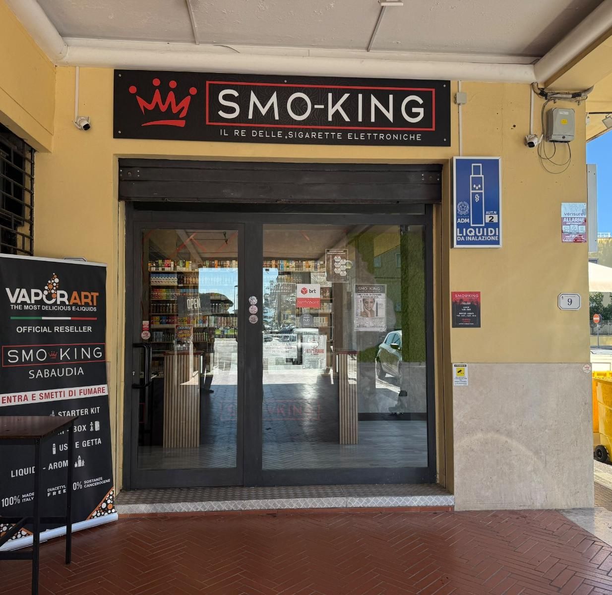 Ingresso del negozio Smo-King di Sabaudia in Piazza Oberdan, con insegna Smo-King il re delle sigarette elettroniche