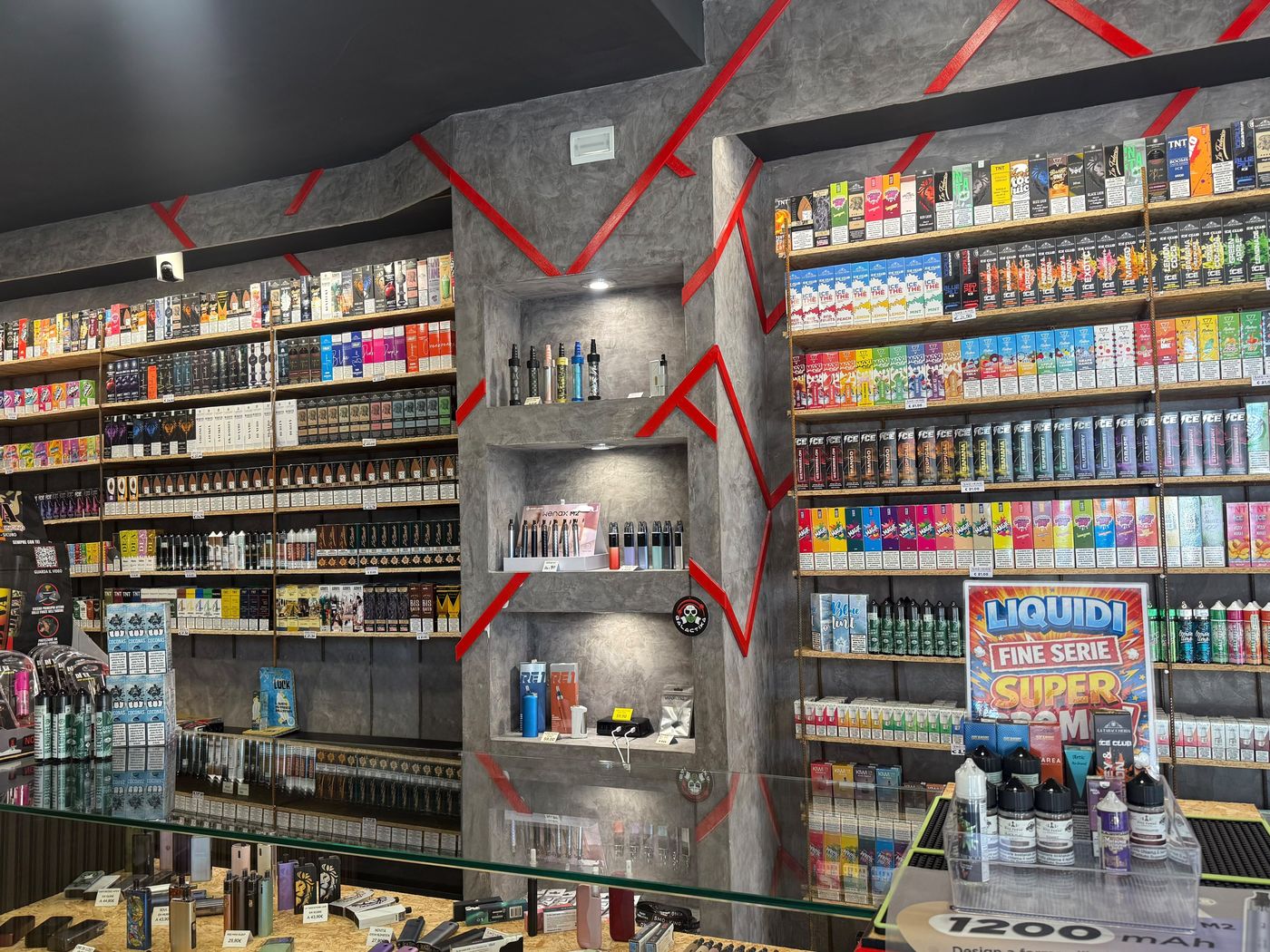 Scaffali di liquidi, aromi e usa e getta nel negozio Smo-King di Piazza Oberdan a Sabaudia