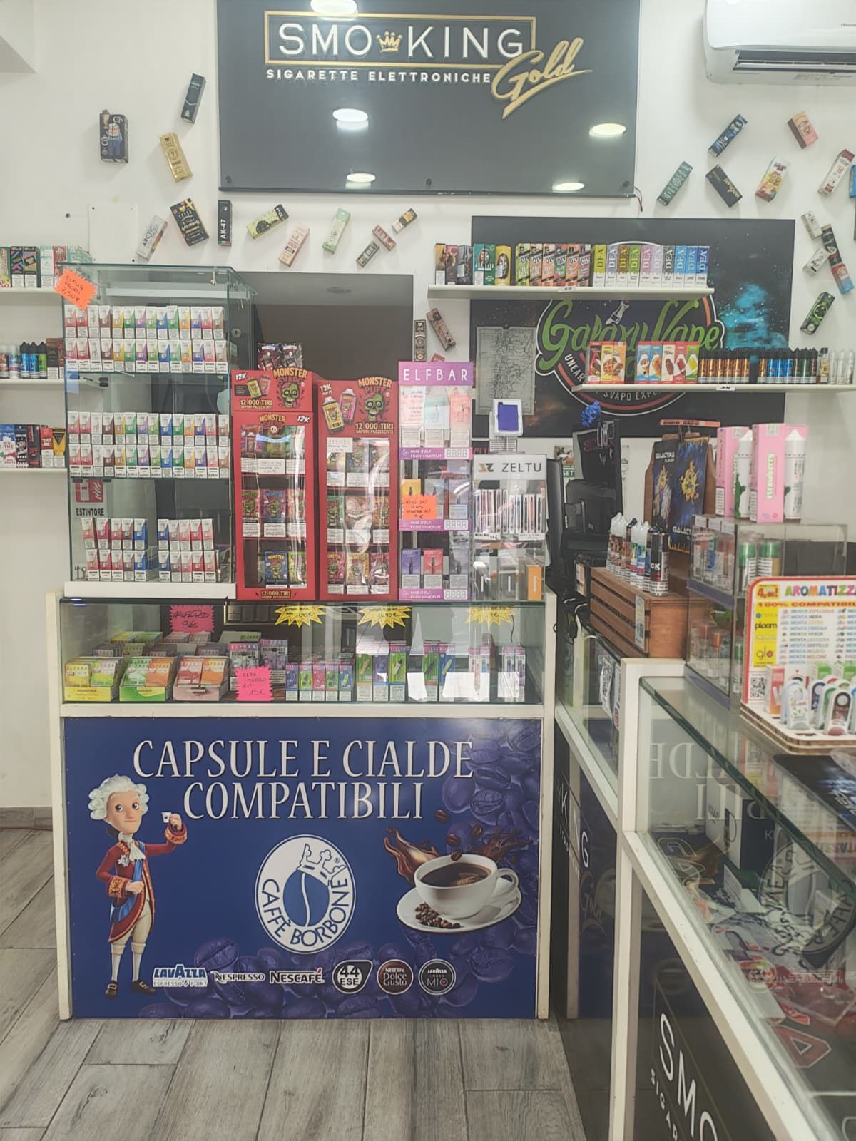 Bancone del negozio Smo-King Gold di Via Aosta con espositori di dispositivi e capsule compatibili