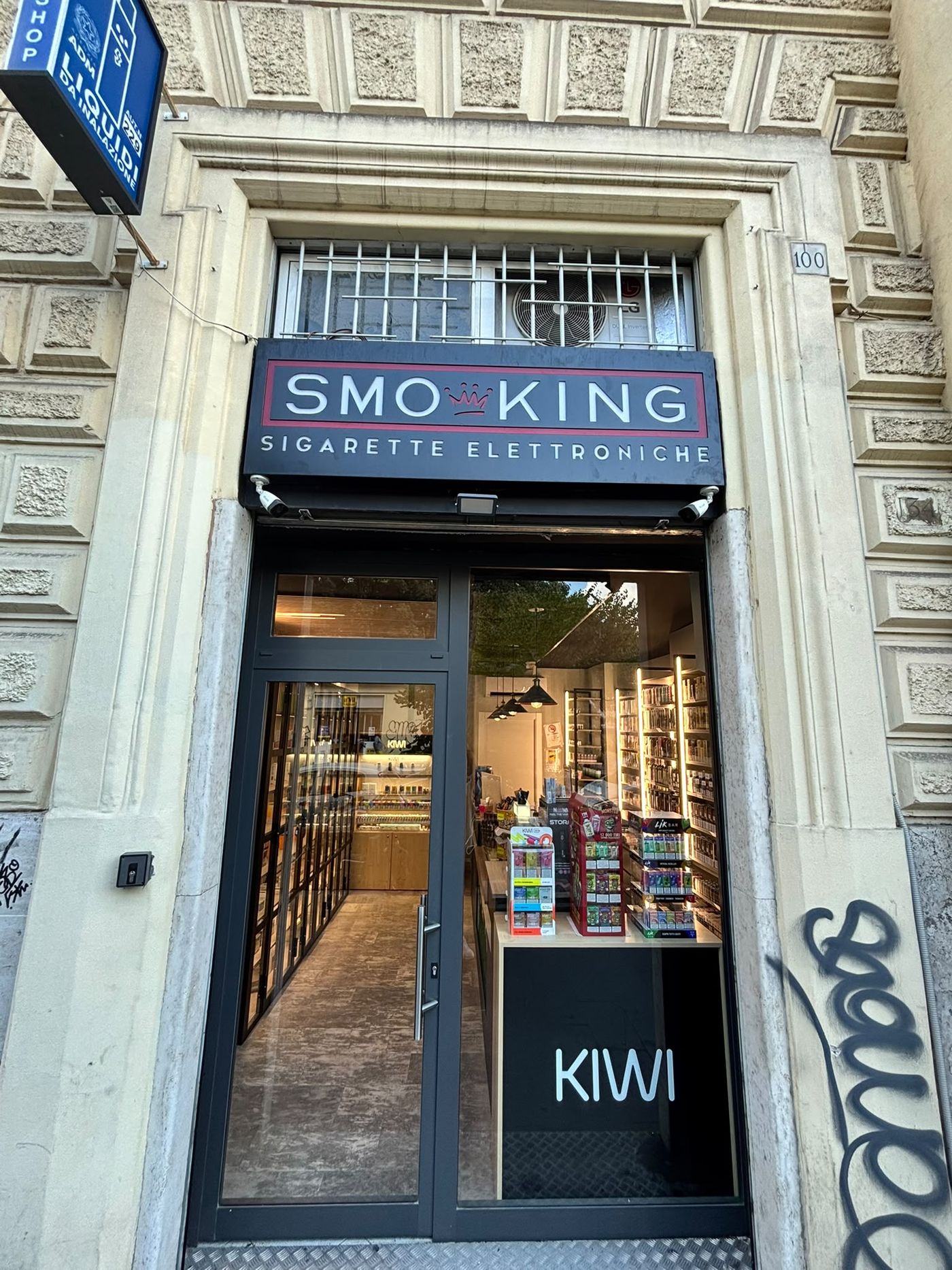 Insegna e ingresso del negozio Smo-King di sigarette elettroniche in Via Tiburtina 100 a Roma, quartiere San Lorenzo