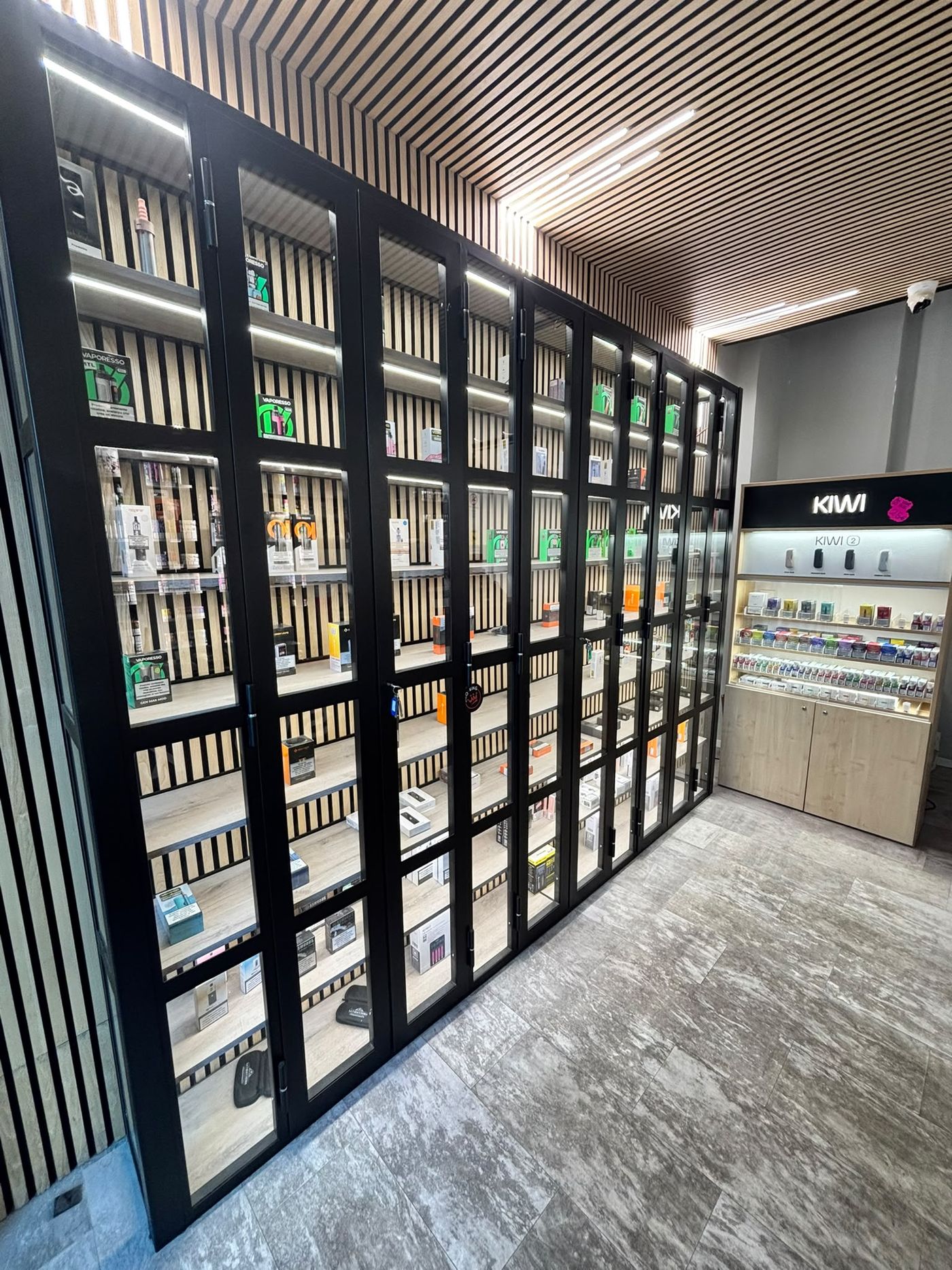 Vetrine con dispositivi per sigaretta elettronica e corner Kiwi nel negozio Smo-King di Via Tiburtina 100 a Roma