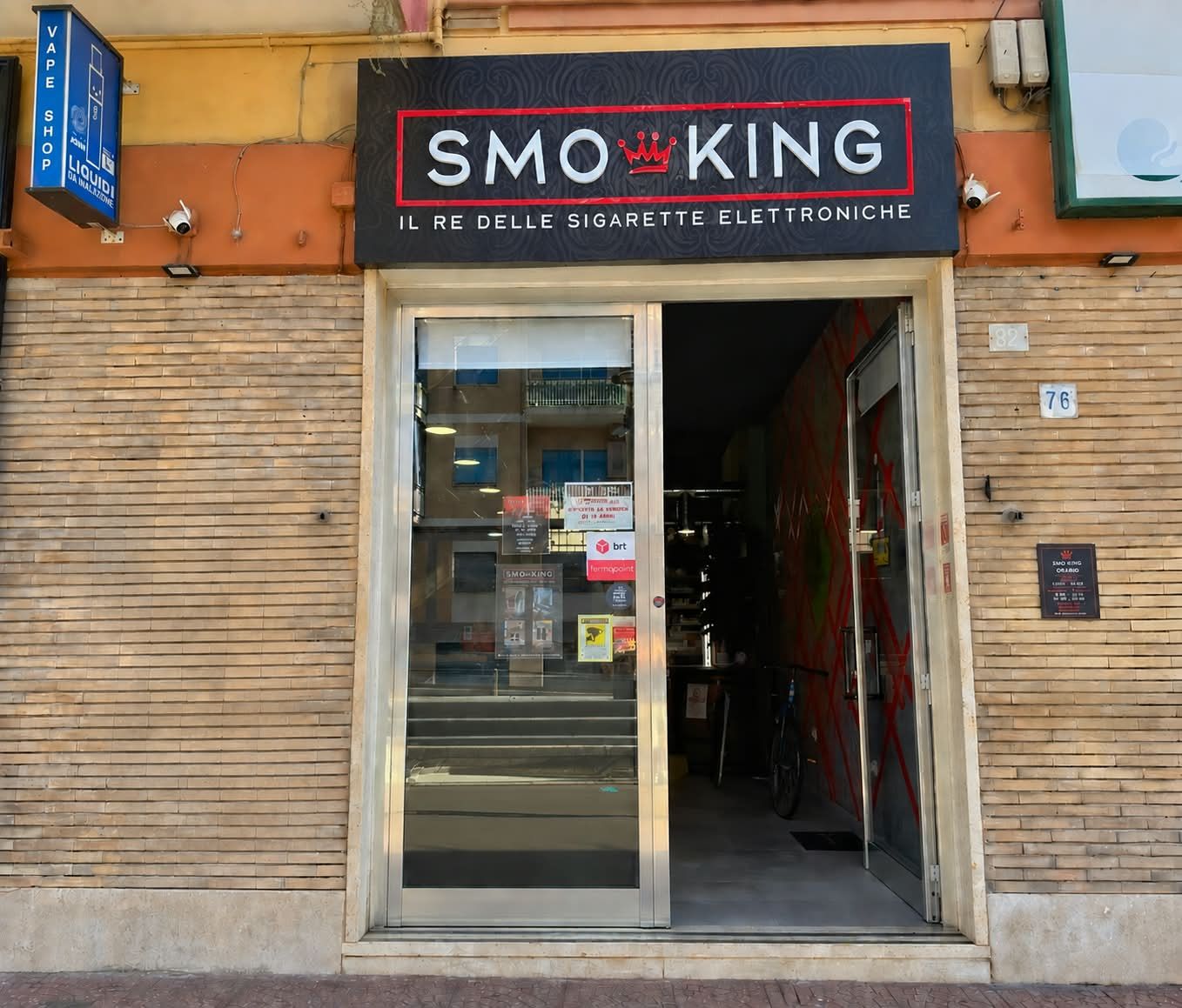 Ingresso del negozio Smo-King di Terracina in Via Lungolinea Pio VI 76, con insegna Smo-King il re delle sigarette elettroniche