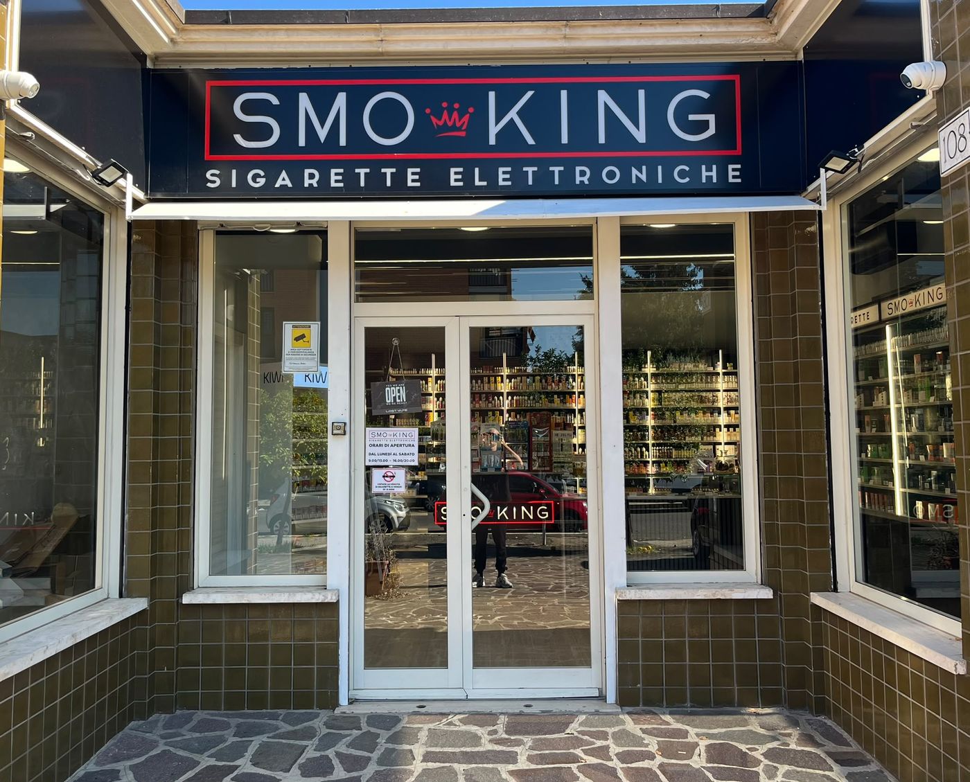 Ingresso del negozio Smo-King di Via Donato Menichella 108 a Roma, zona Torraccia, con insegna blu Smo-King Sigarette Elettroniche