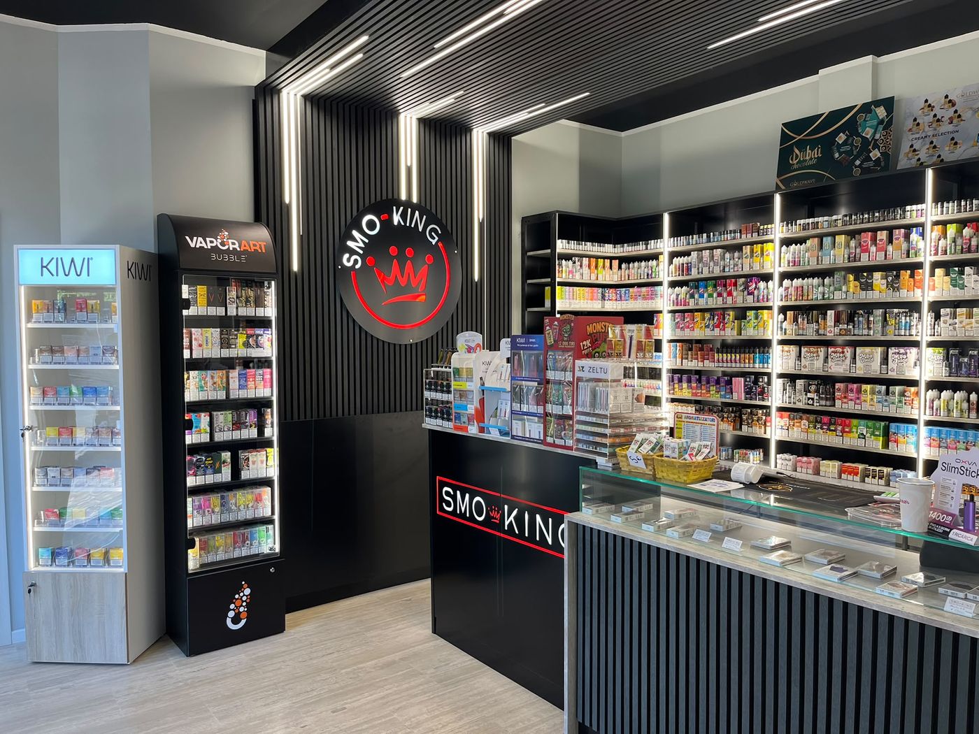 Interno del negozio Smo-King di Torraccia con bancone, logo Smo-King e pareti di liquidi e aromi