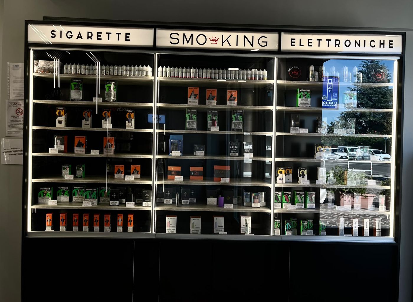 Vetrina dei dispositivi e dei kit del negozio Smo-King di Via Donato Menichella a Roma