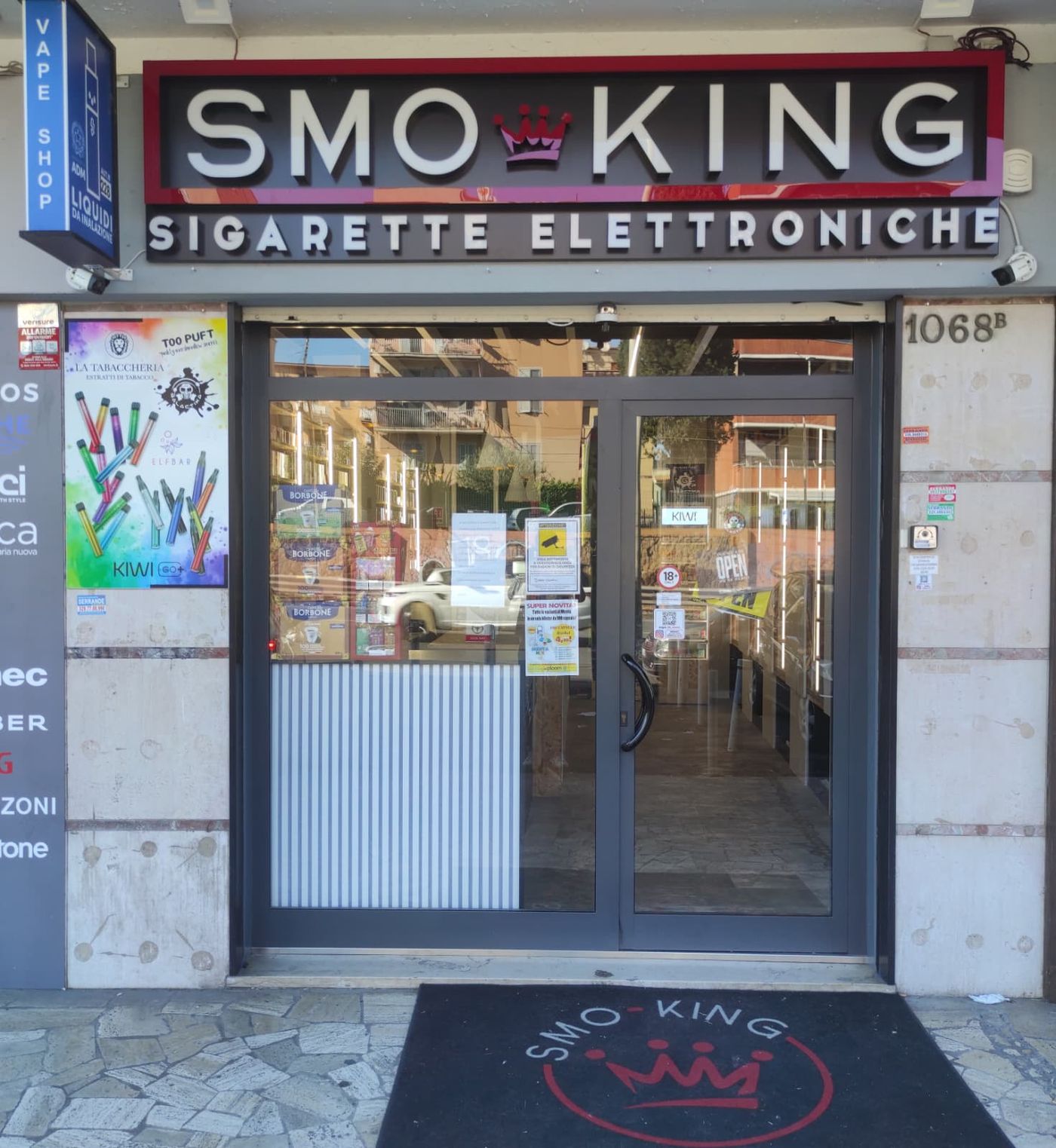 Ingresso del negozio Smo-King di Via Casilina 1068 a Roma, zona Torre Maura, con insegna Smo-King Sigarette Elettroniche