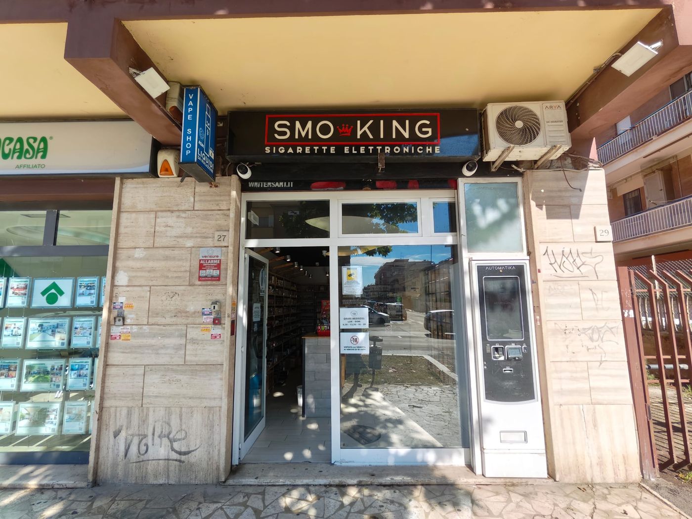 Ingresso del negozio Smo-King di Torvaianica in Viale Danimarca 27, con insegna Smo-King Sigarette Elettroniche e distributore automatico