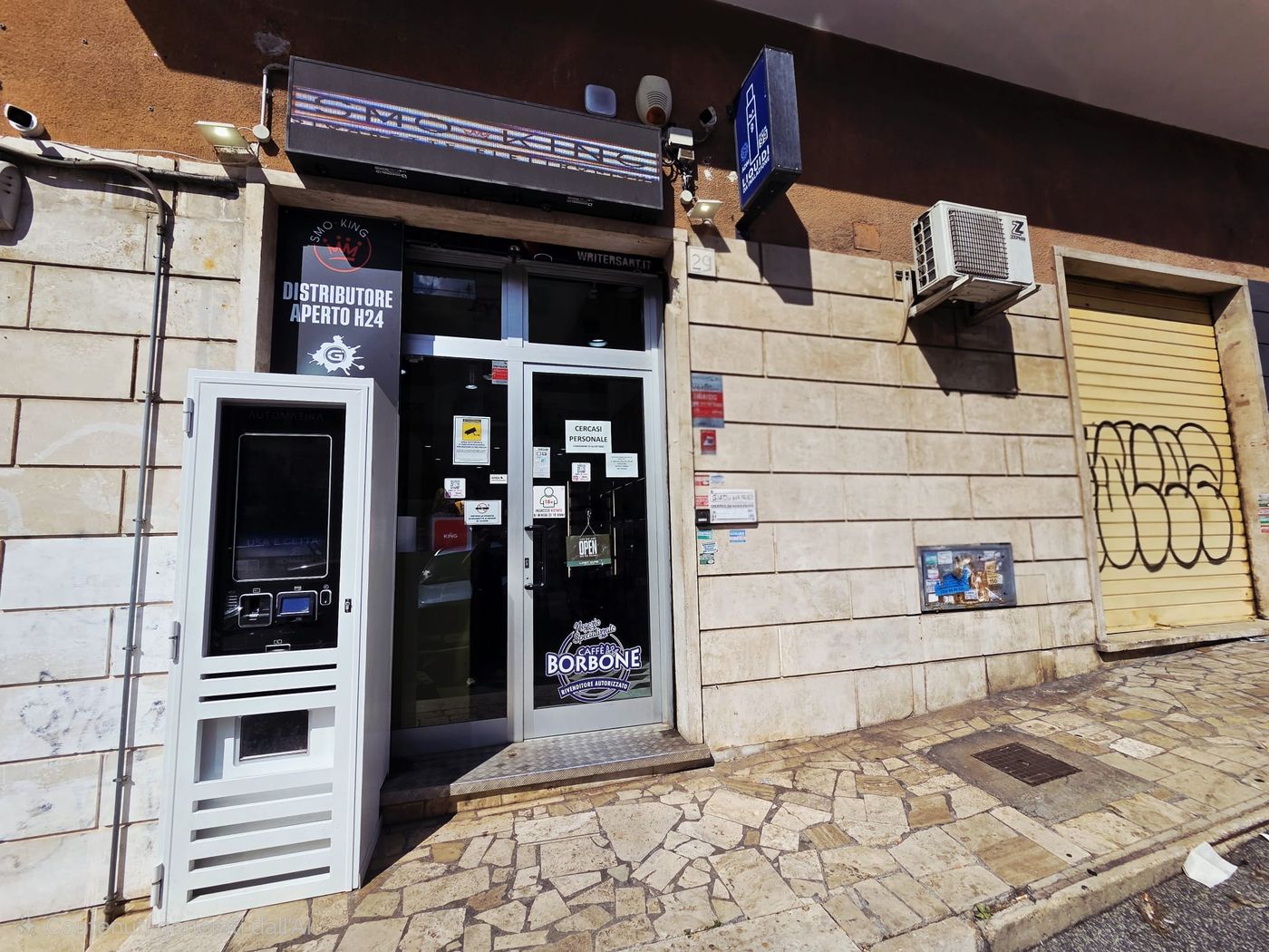 Ingresso del punto vendita Smo-King di Via dei Gelsi 29/A a Centocelle, punto vendita e assistenza Kiwi a Roma