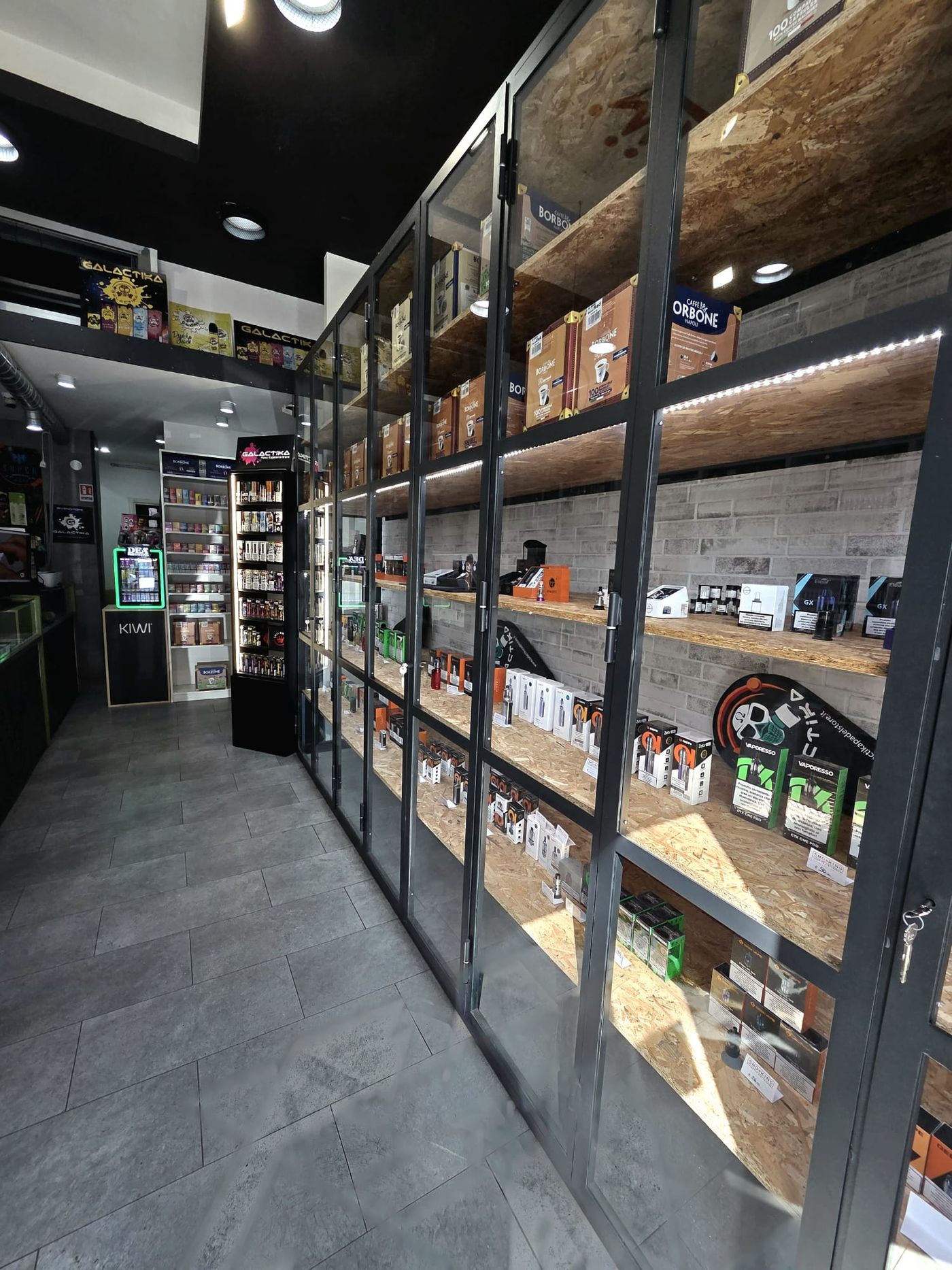 Vetrine con dispositivi, pod e accessori nel negozio Smo-King di Via dei Gelsi a Centocelle