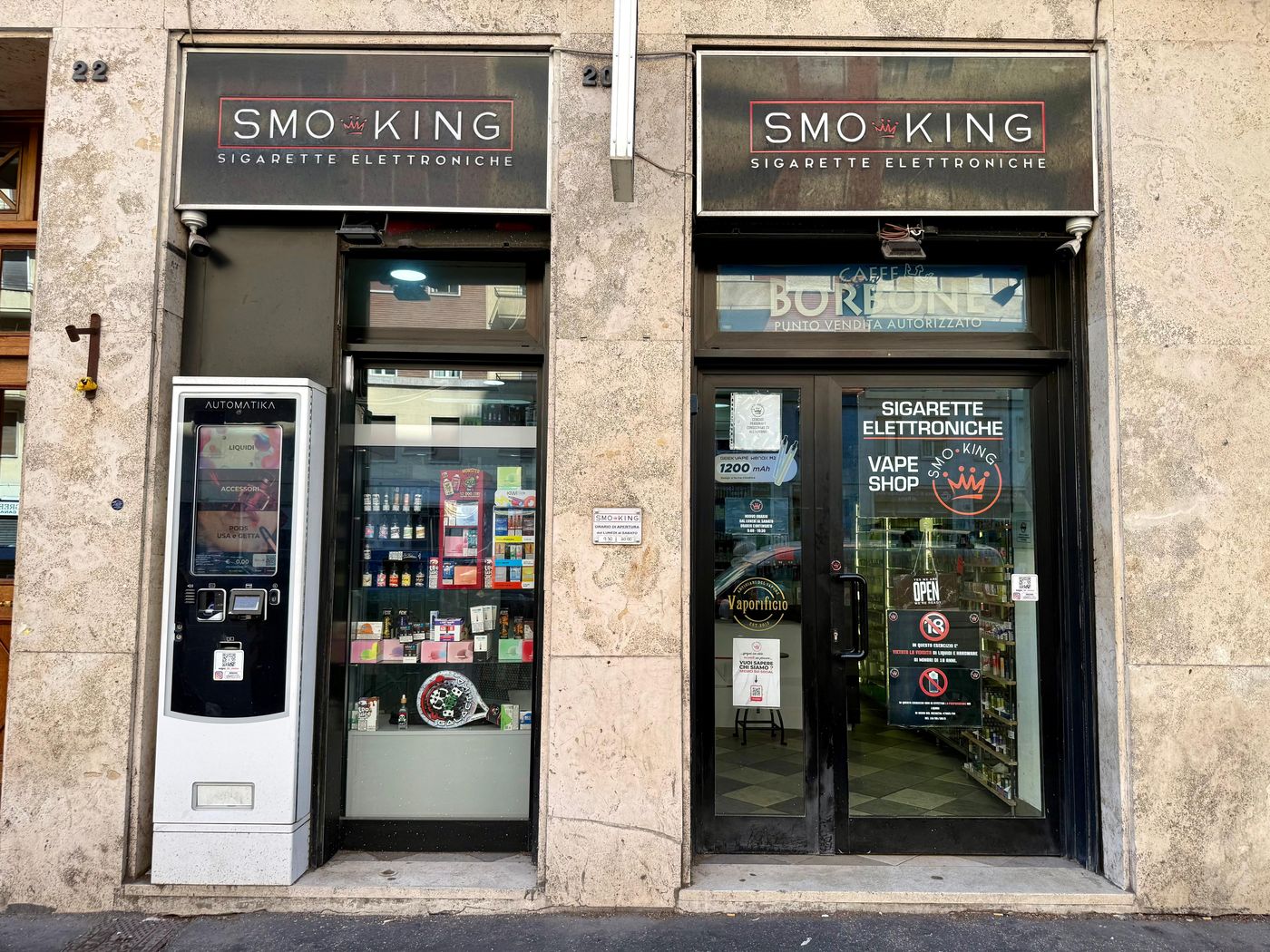 Le due vetrine del negozio Smo-King di Via della Lega Lombarda 20 a Roma, zona Piazza Bologna, con distributore automatico accanto all'ingresso