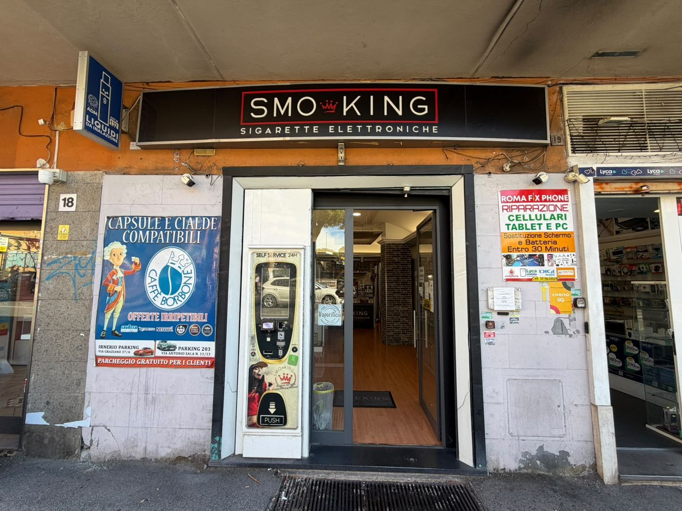 Ingresso del negozio Smo-King di Piazza Irnerio a Roma, zona Boccea, con insegna Smo-King Sigarette Elettroniche e distributore automatico