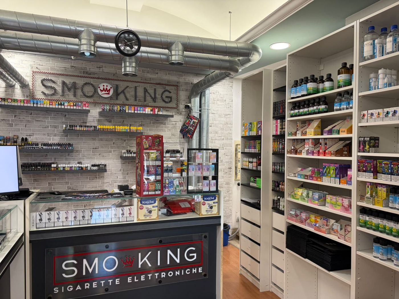 Scaffali di liquidi, aromi e accessori nel negozio Smo-King di Piazza Irnerio