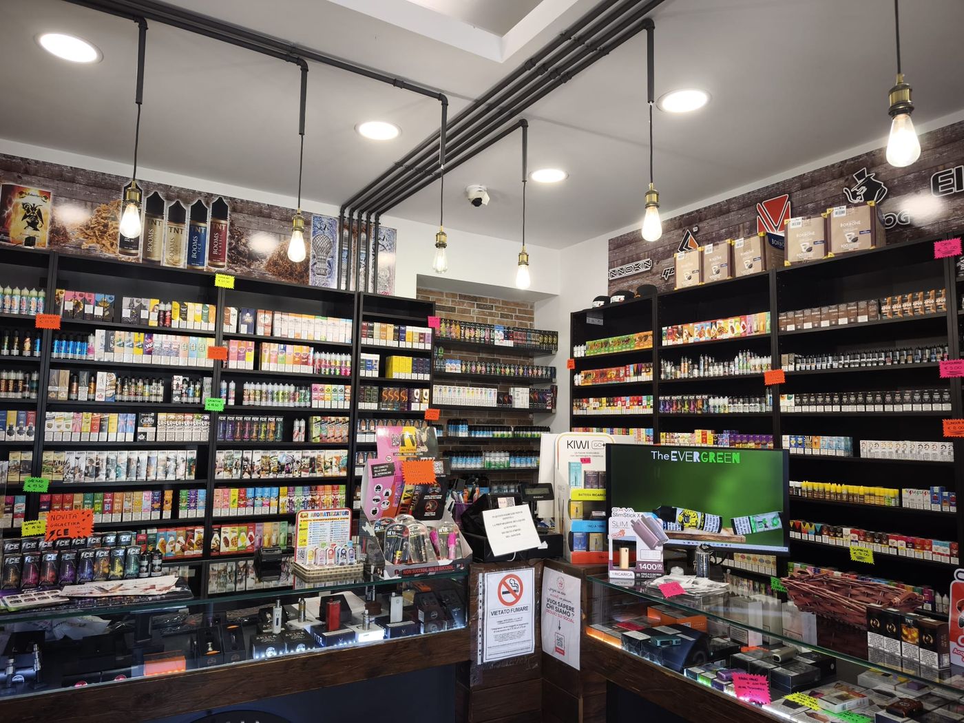 Scaffali di liquidi, aromi e dispositivi del negozio Smo-King di Via di Torrenova a Roma