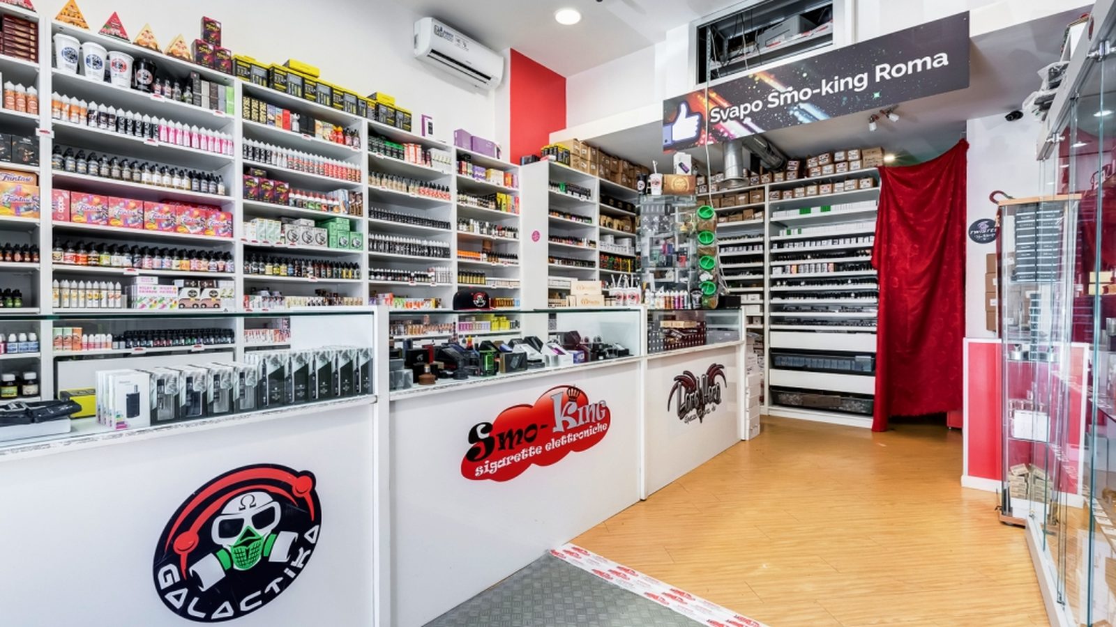 Interno del negozio Smo-King di Centocelle, in Via dei Gelsi: scaffali di liquidi e dispositivi per sigaretta elettronica